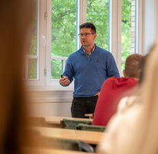 Újabb állatorvosi előadás a KRE ÁJK-n  (2025.05.07.)