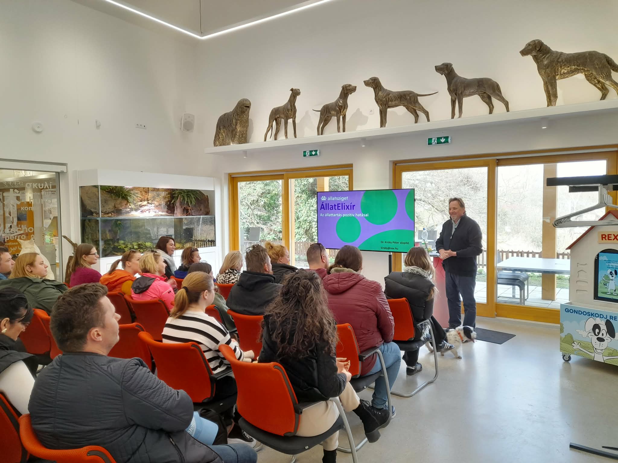 Dr. Király Péter tart előadást a hallgatóságnak.
