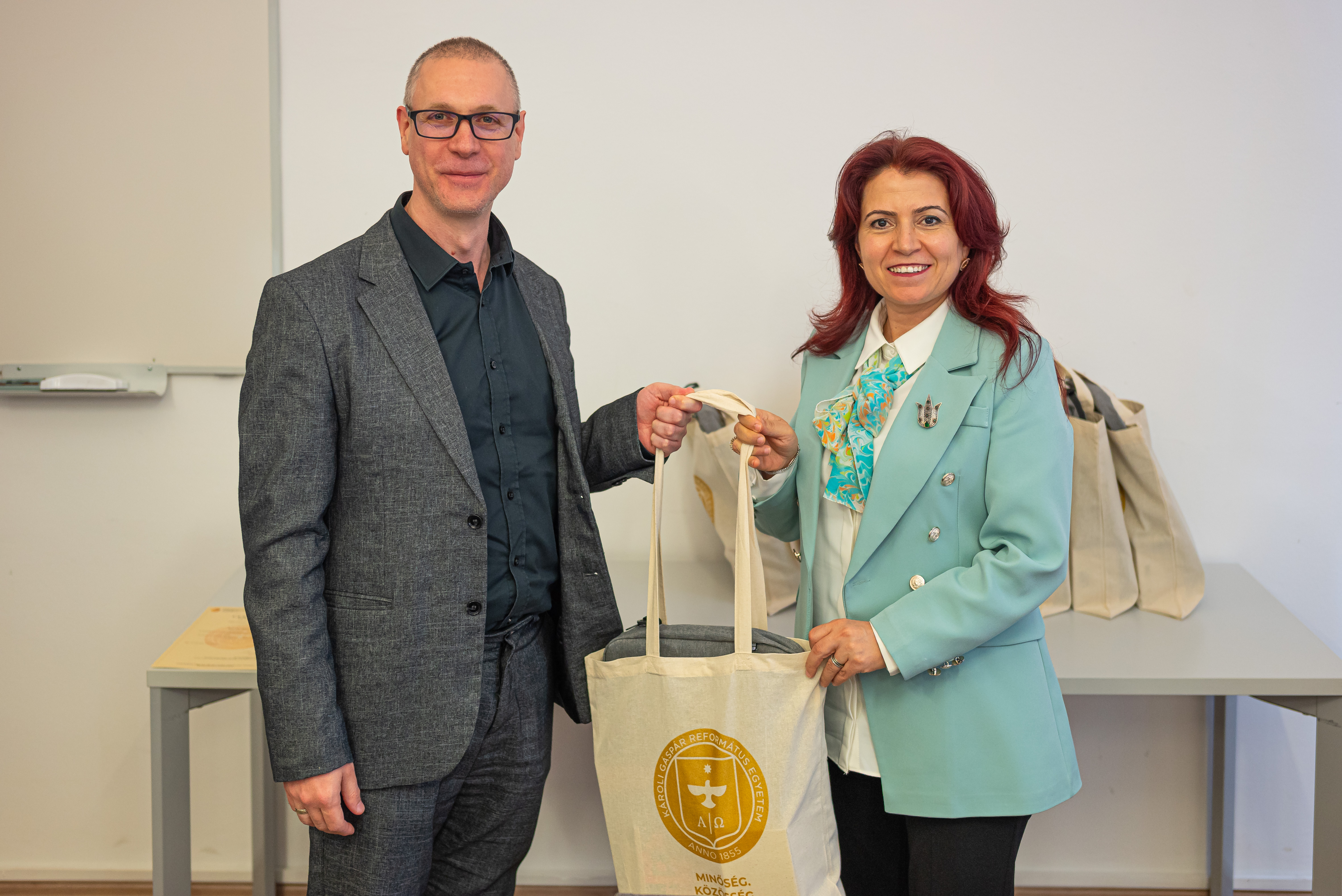 Prof. Dr. Tóth J. Zoltán dékán és a török dékán asszony ajándékozás közben