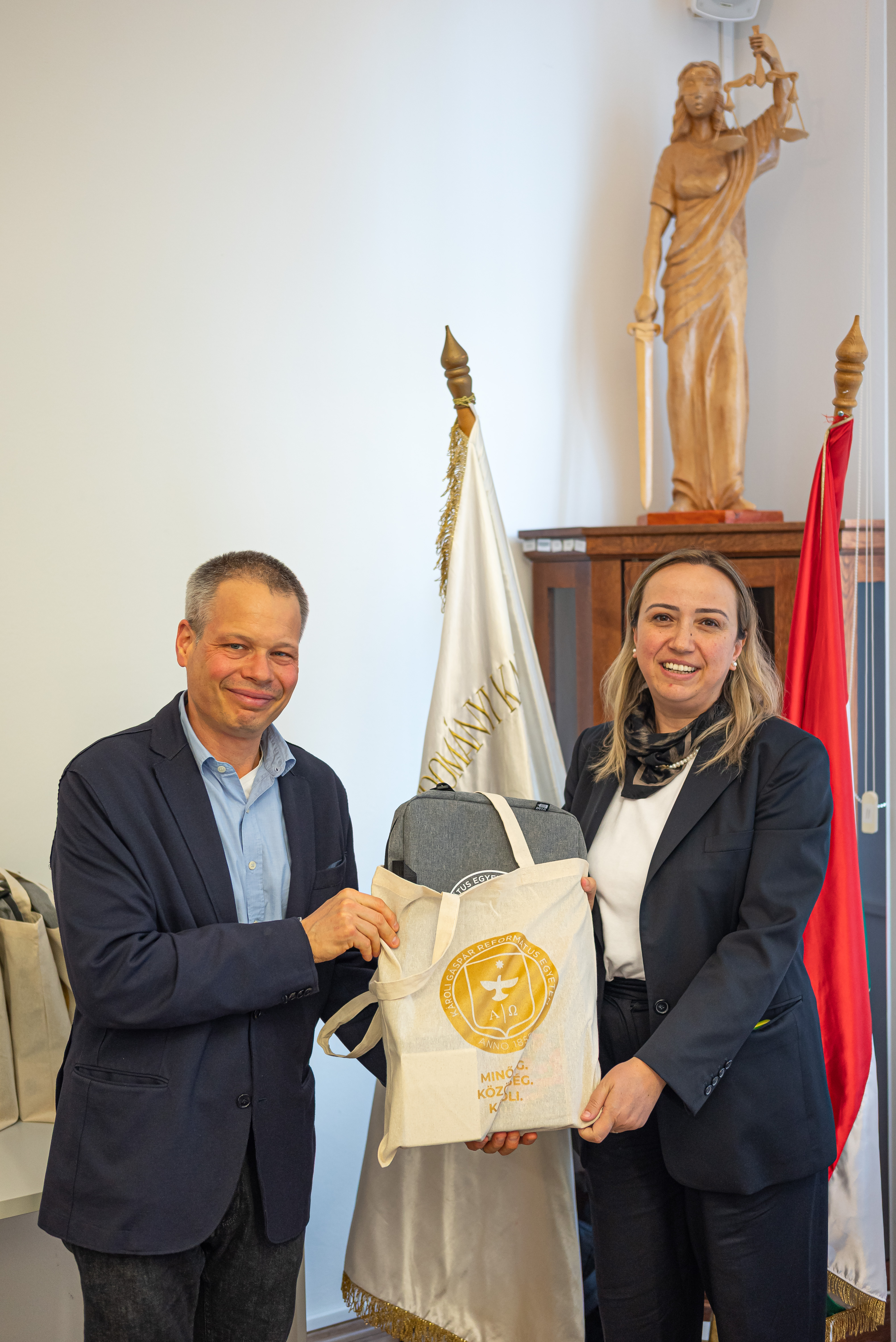 Prof. Dr. Boóc Ádám dékánhelyettes és a török dékánhelyettes asszony közös képe